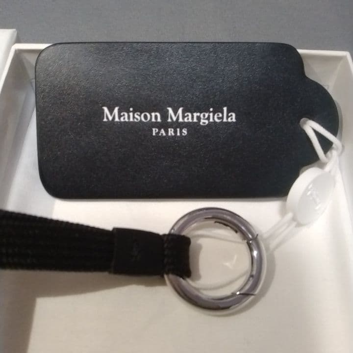 メゾンマルジェラ 4ステッチデザインのキーリング。