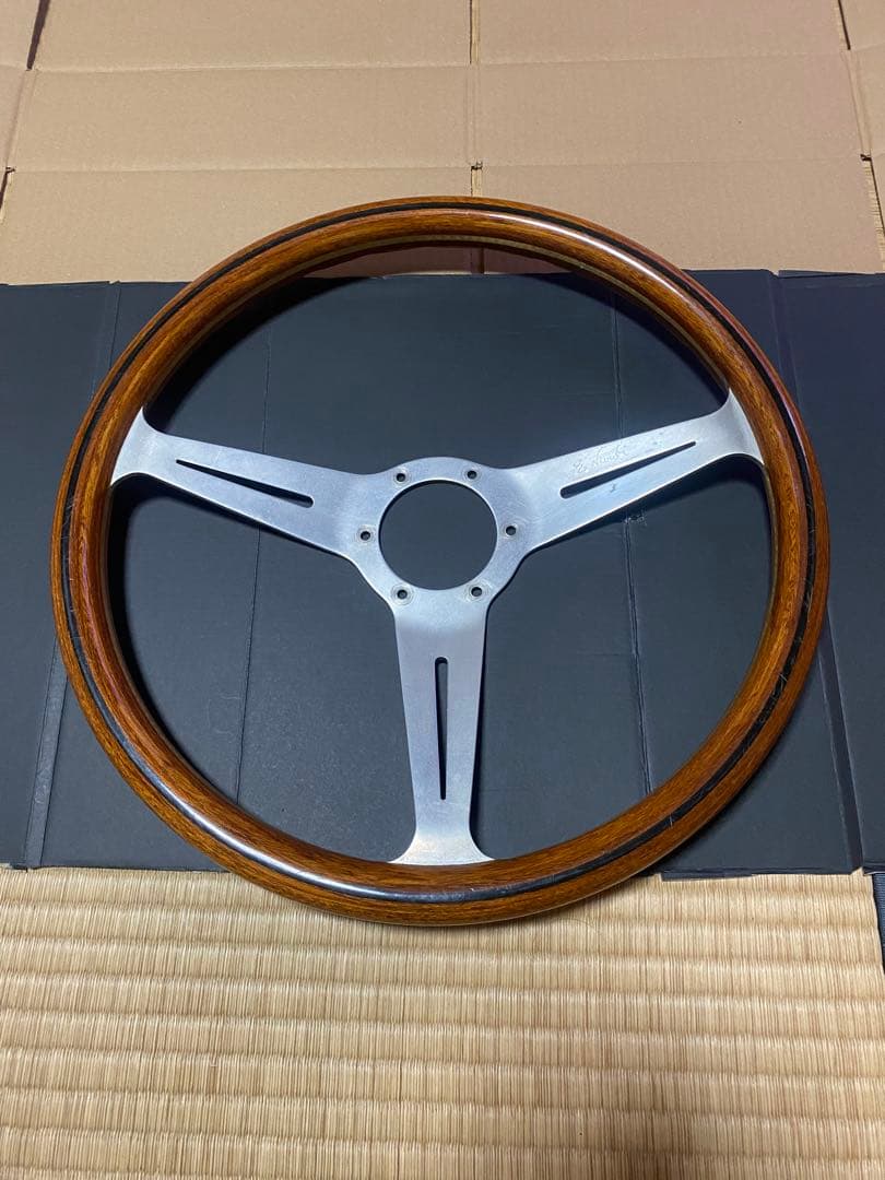 ウッドとアルミの3スポークステアリングホイール