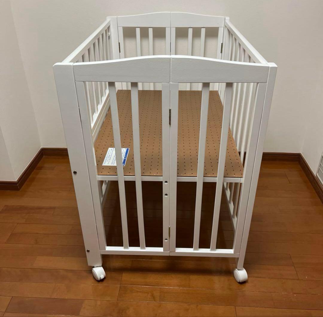 折りたたみ式ホワイトベビーベッド