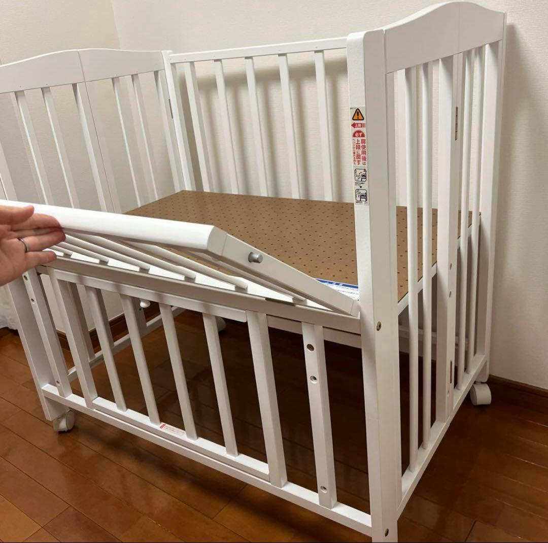折りたたみ式ホワイトベビーベッド