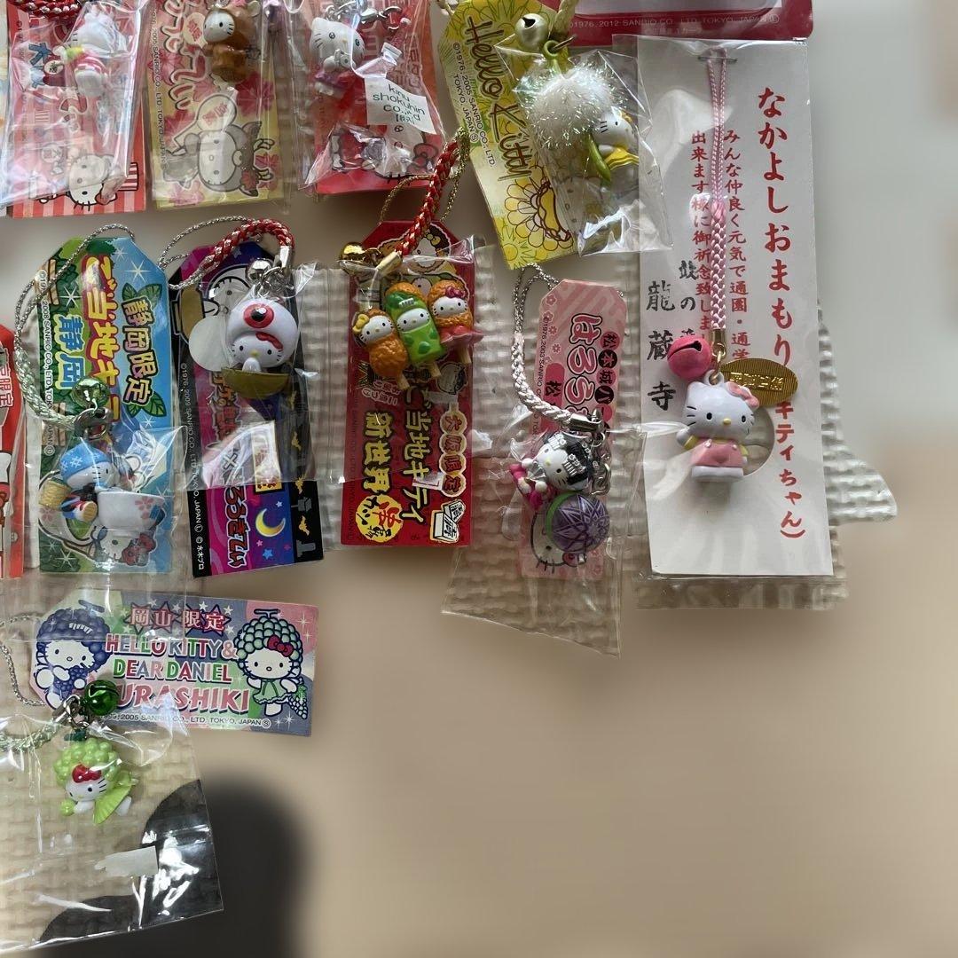 l*n様 ハローキティ ご当地ストラップ 32個　まとめ売り