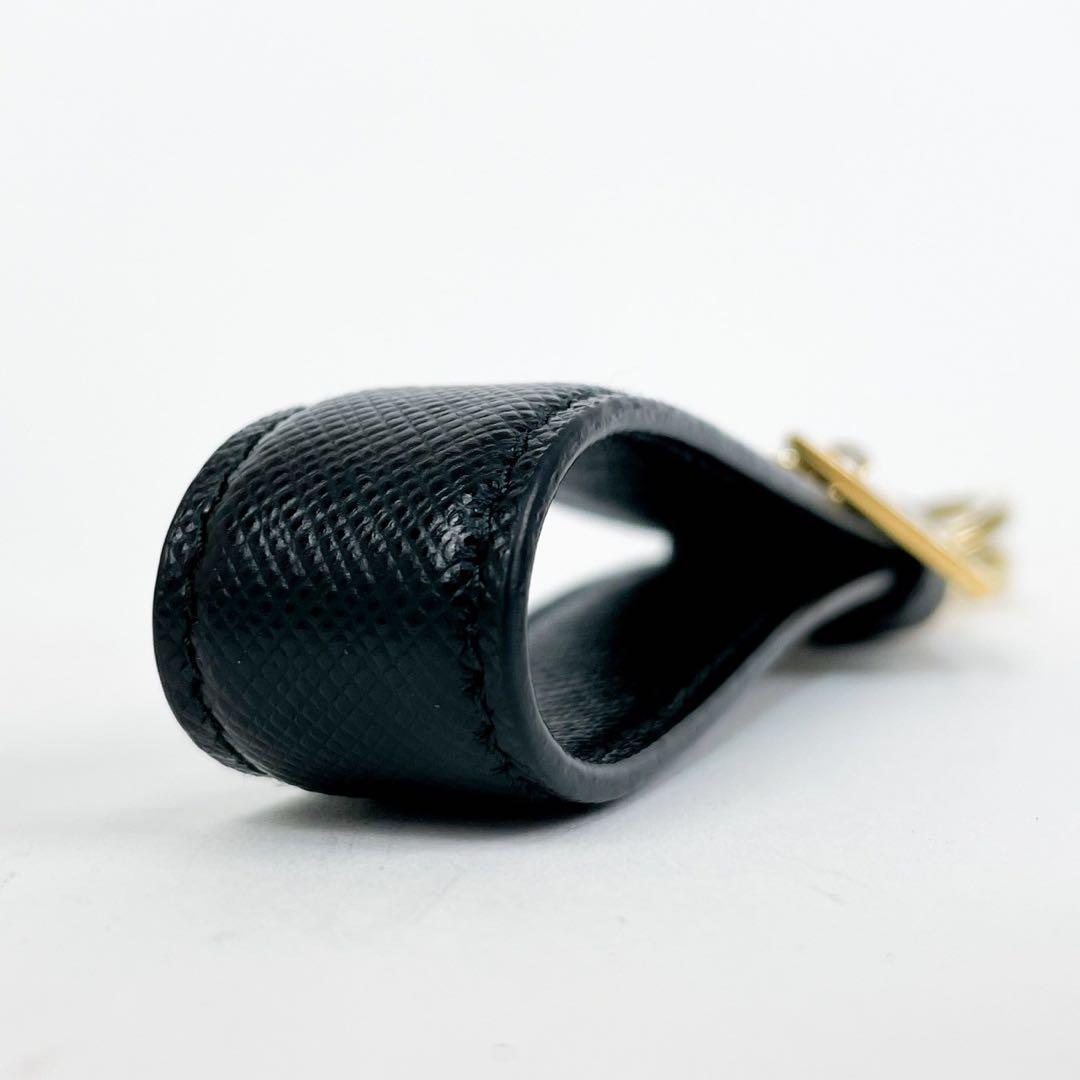 未使用級 プラダ サフィアーノ 三角プレート ゴールド金具