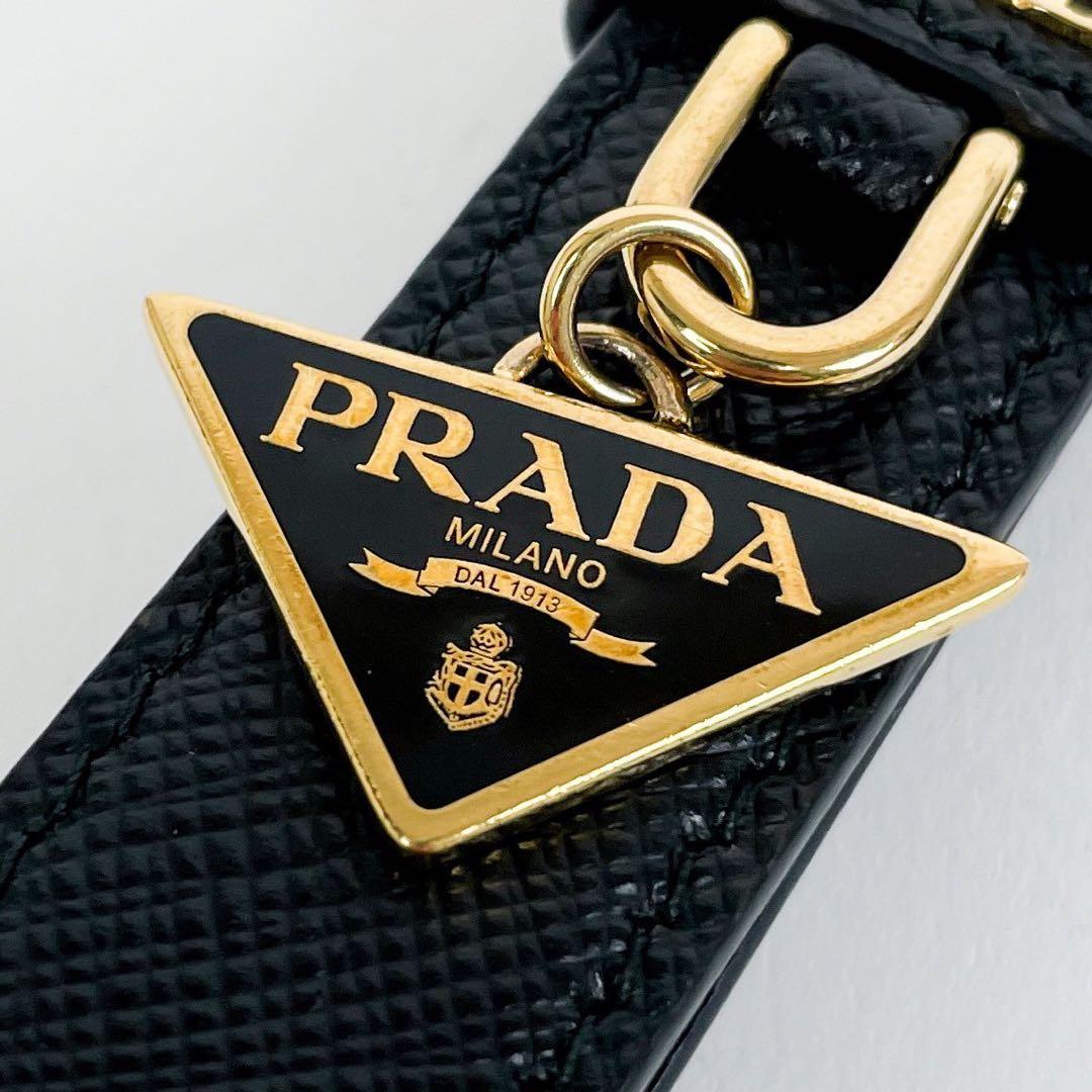 未使用級 プラダ サフィアーノ 三角プレート ゴールド金具