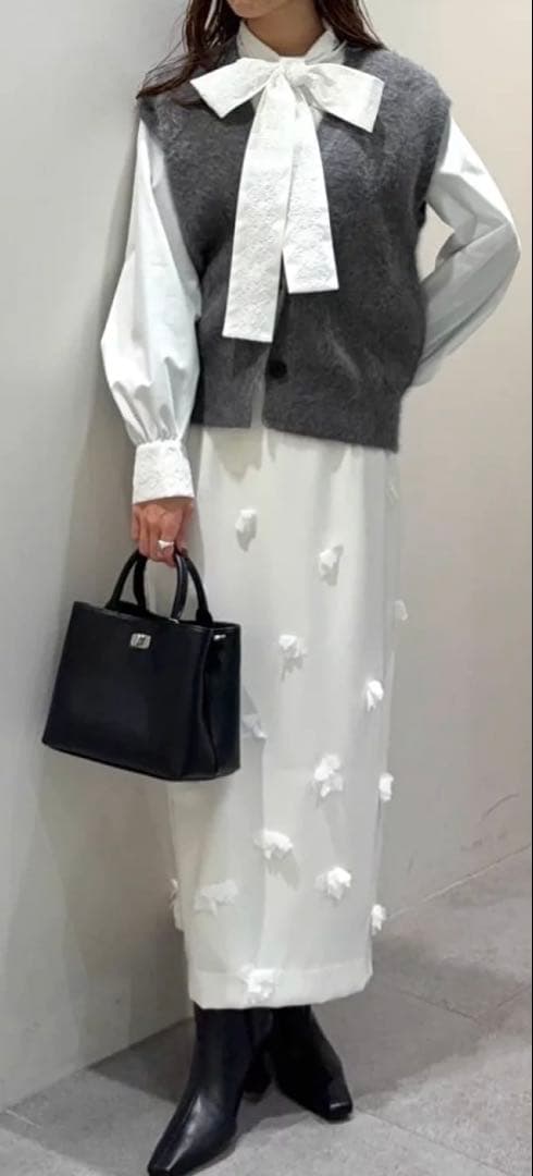 ホワイトレースリボン付き長袖シャツ