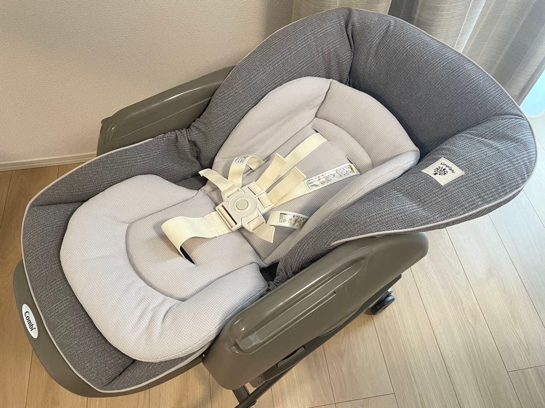 【美品】コンビ　ネムリラ　オートスイング　シンプライト（トイザらス限定モデル）