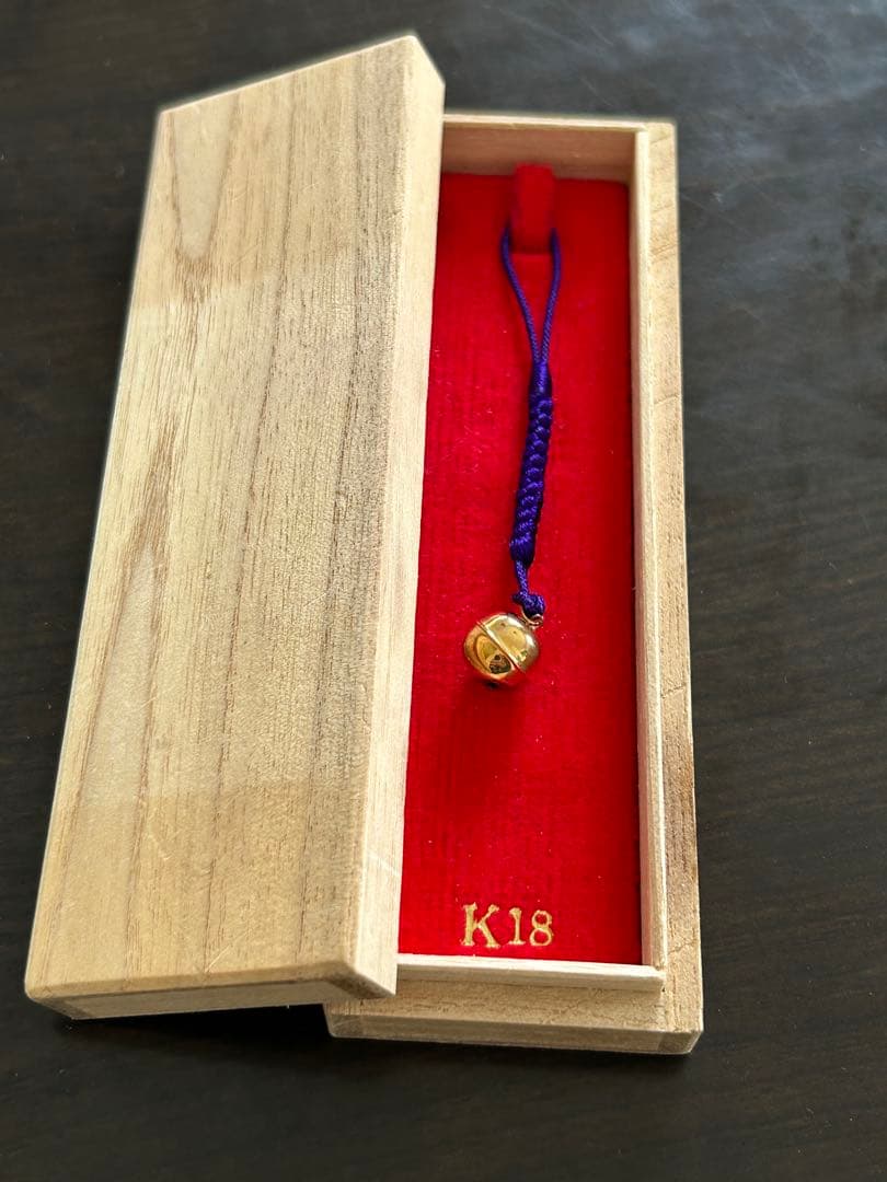 K18金 鈴付き ストラップ 木製箱入り