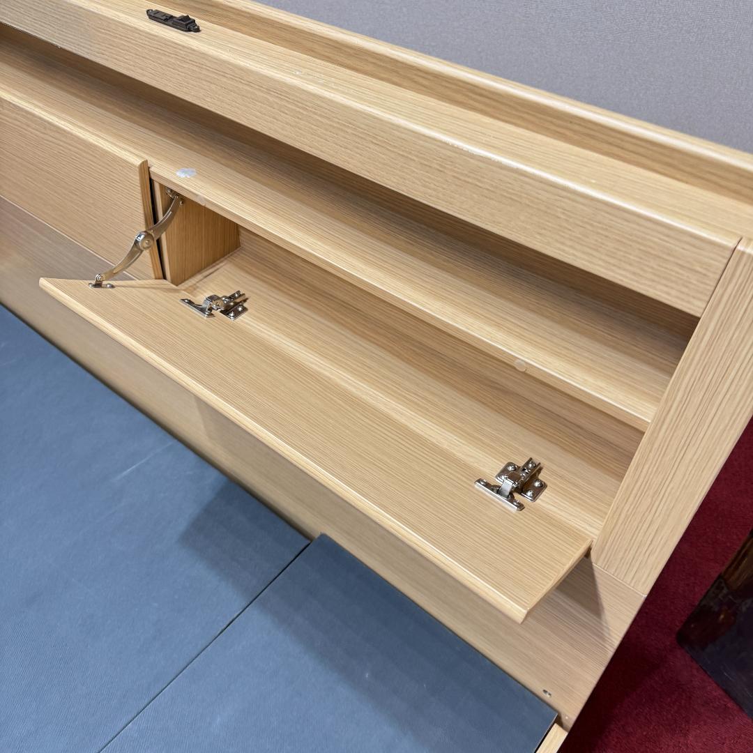 ダブルベッド　引き出し有り　コンセント付き　枕元に収納有