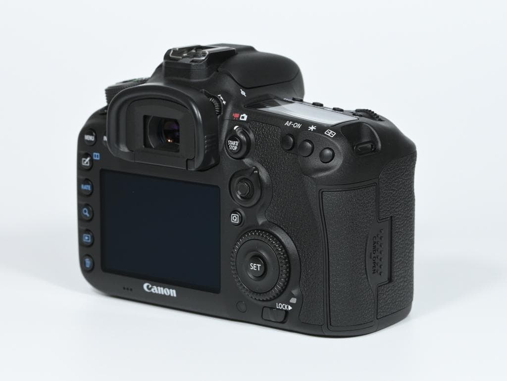 【超美品】Canon EOS 7D Mark II ボディ《ショット数2697》