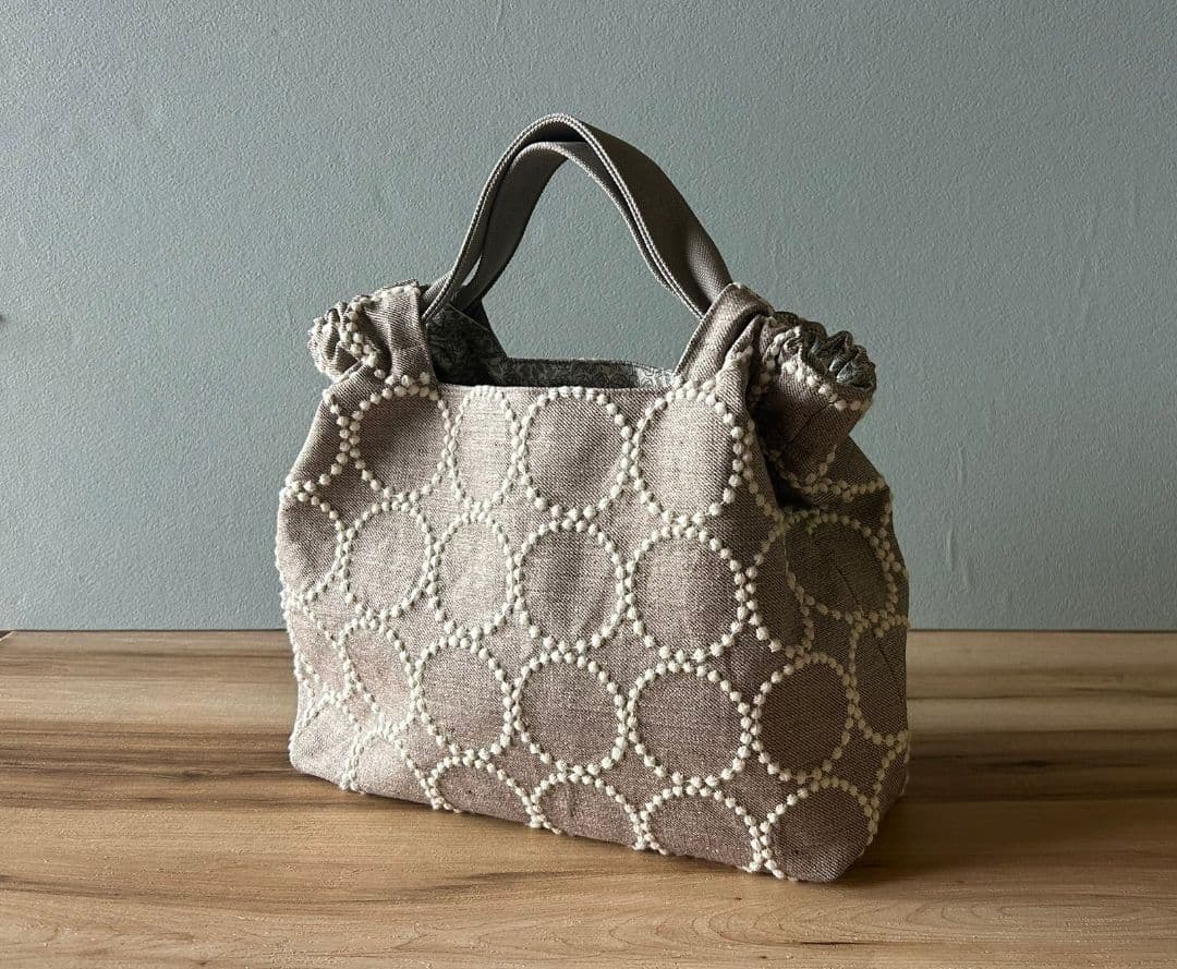 ミナペルホネンハンドメイドシャーリングバッグ（タンバリン、ブラウン）