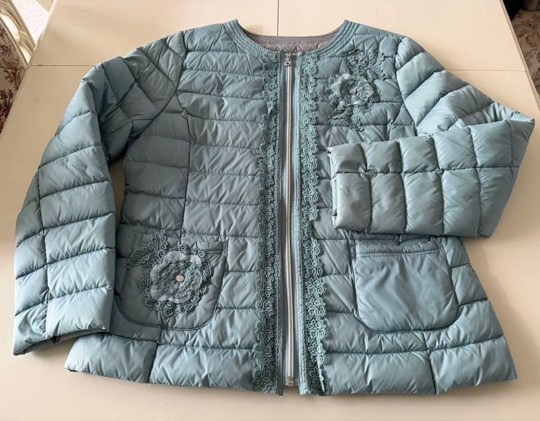 アミティエ ☆春先まで着れる美しいブルーのライトダウン☆未使用