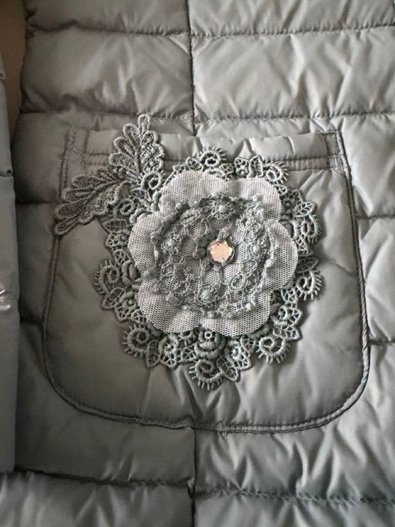 アミティエ ☆春先まで着れる美しいブルーのライトダウン☆未使用