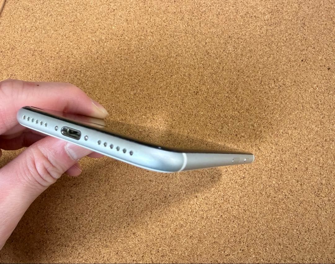 iPhone se（第二世代） SIMフリー ホワイト 128G ジャンク♪