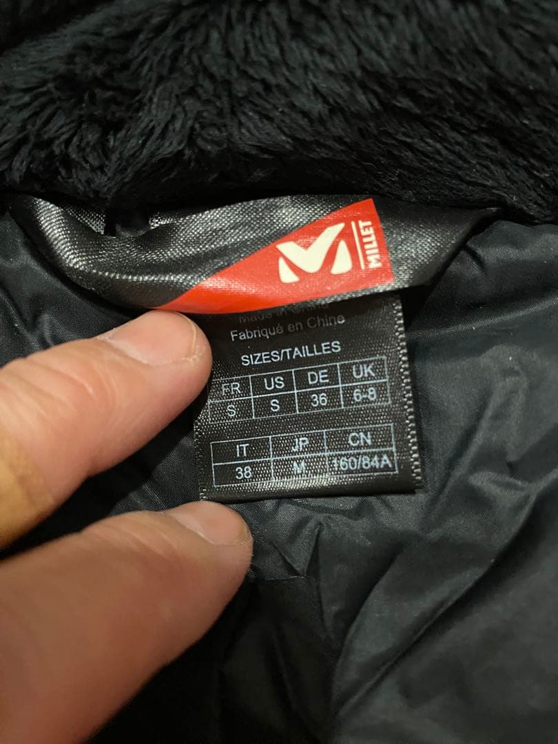 これはフランス発祥のアルパインブランド「Millet）のスノーウェアです。