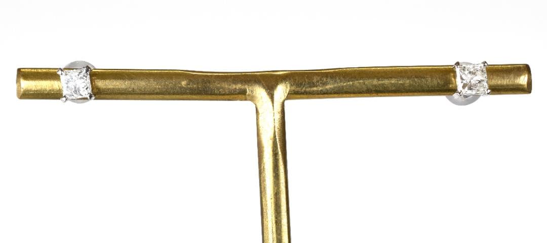 年末年始セール開催中プラチナ0.4カラットプリンセスカット(四角形)ダイヤピアス