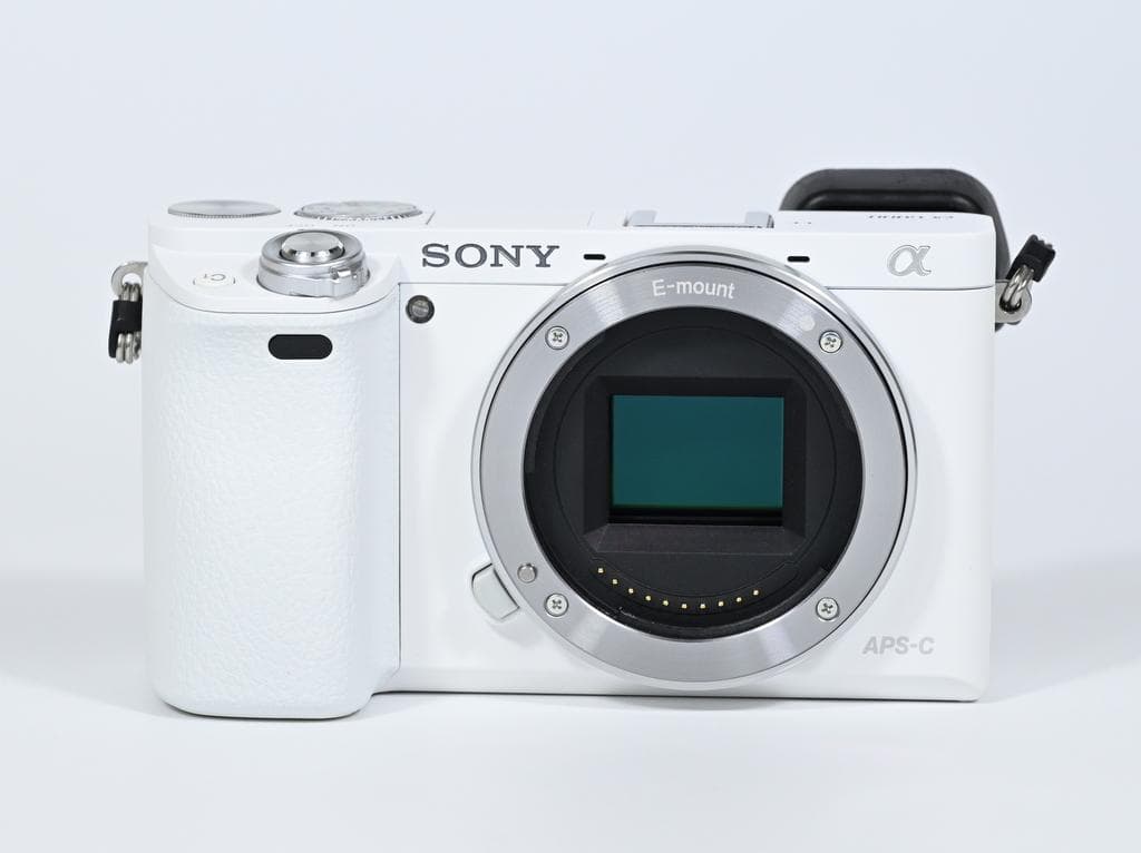 【ほぼ新品】 SONY α6000 レンズキット 《ショット数91》