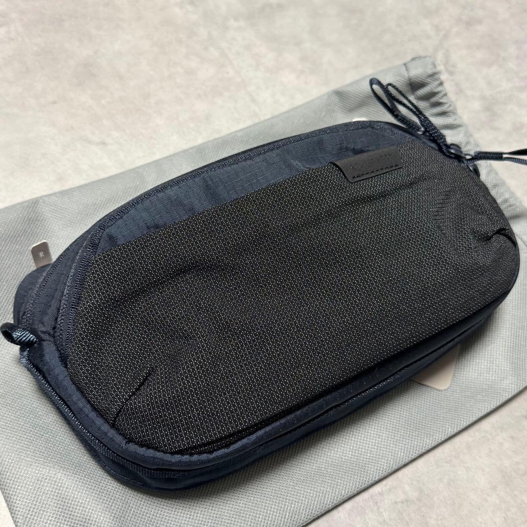 バッグ Able Carry Core Sling 2.5L Midnight Blue