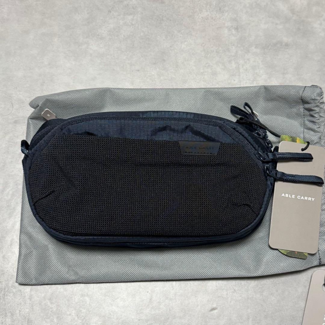 バッグ Able Carry Core Sling 2.5L Midnight Blue
