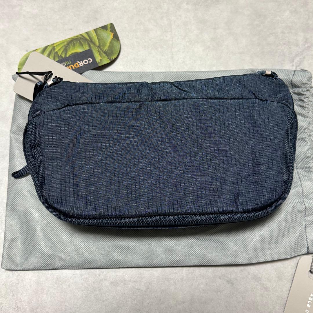 バッグ Able Carry Core Sling 2.5L Midnight Blue