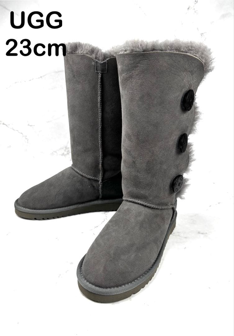 【新品級】UGG ムートン ブーツ 23グレー ベイリー ボタン トリプレット