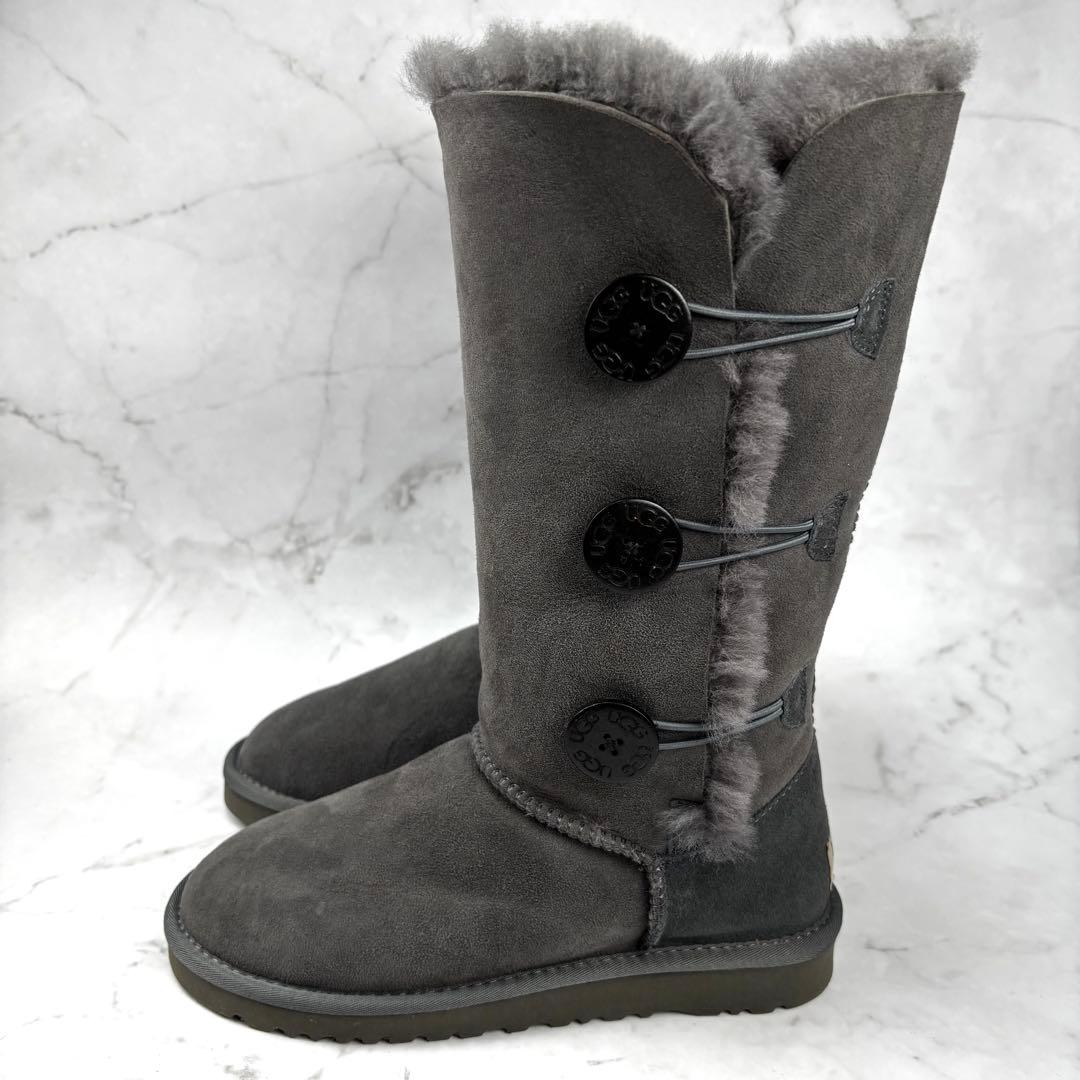 【新品級】UGG ムートン ブーツ 23グレー ベイリー ボタン トリプレット