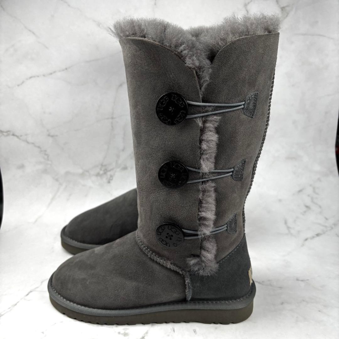 【新品級】UGG ムートン ブーツ 23グレー ベイリー ボタン トリプレット