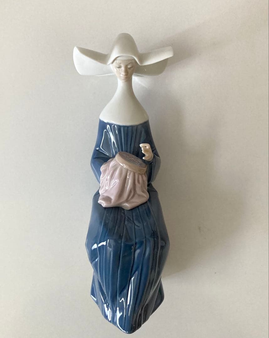 リヤドロ　刺繍をする修道女　置物　クリスマス　キリスト教