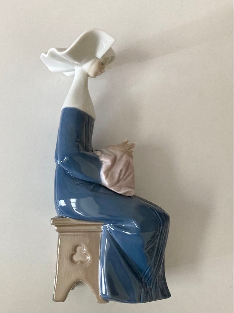 リヤドロ　刺繍をする修道女　置物　クリスマス　キリスト教