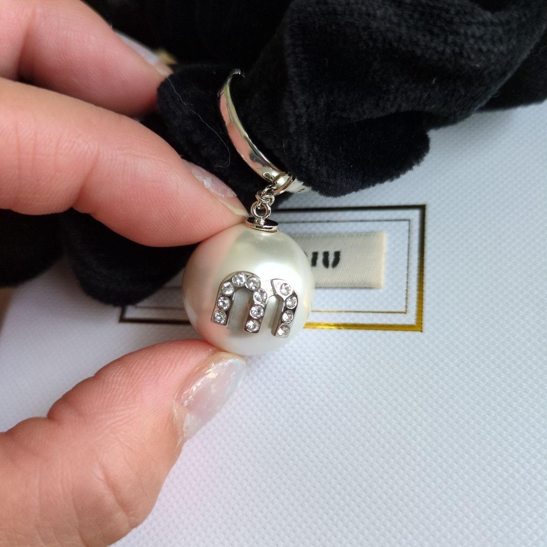 【中古】ミュウミュウ　黒　パール付き　シュシュ