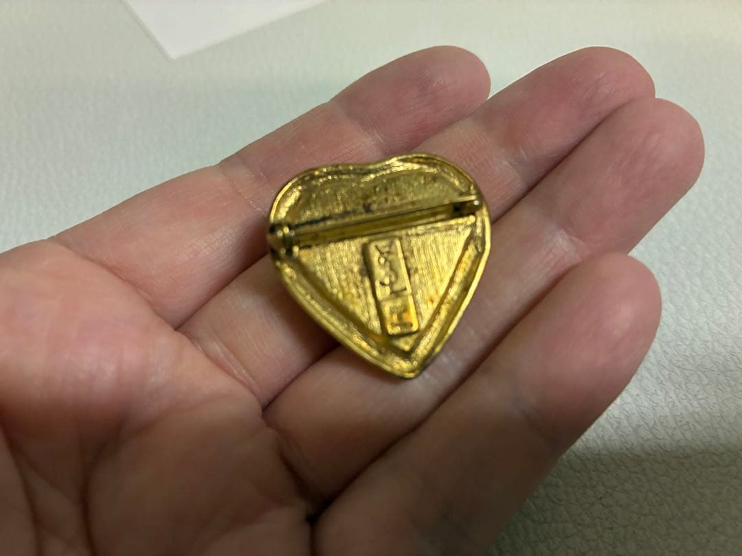 a*e様 イブサンローラン　ハート型 赤色 ブローチ