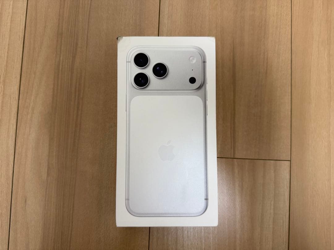 【未開封だが箱に汚れ】iPhone17 pro max 256G 本体　シルバー