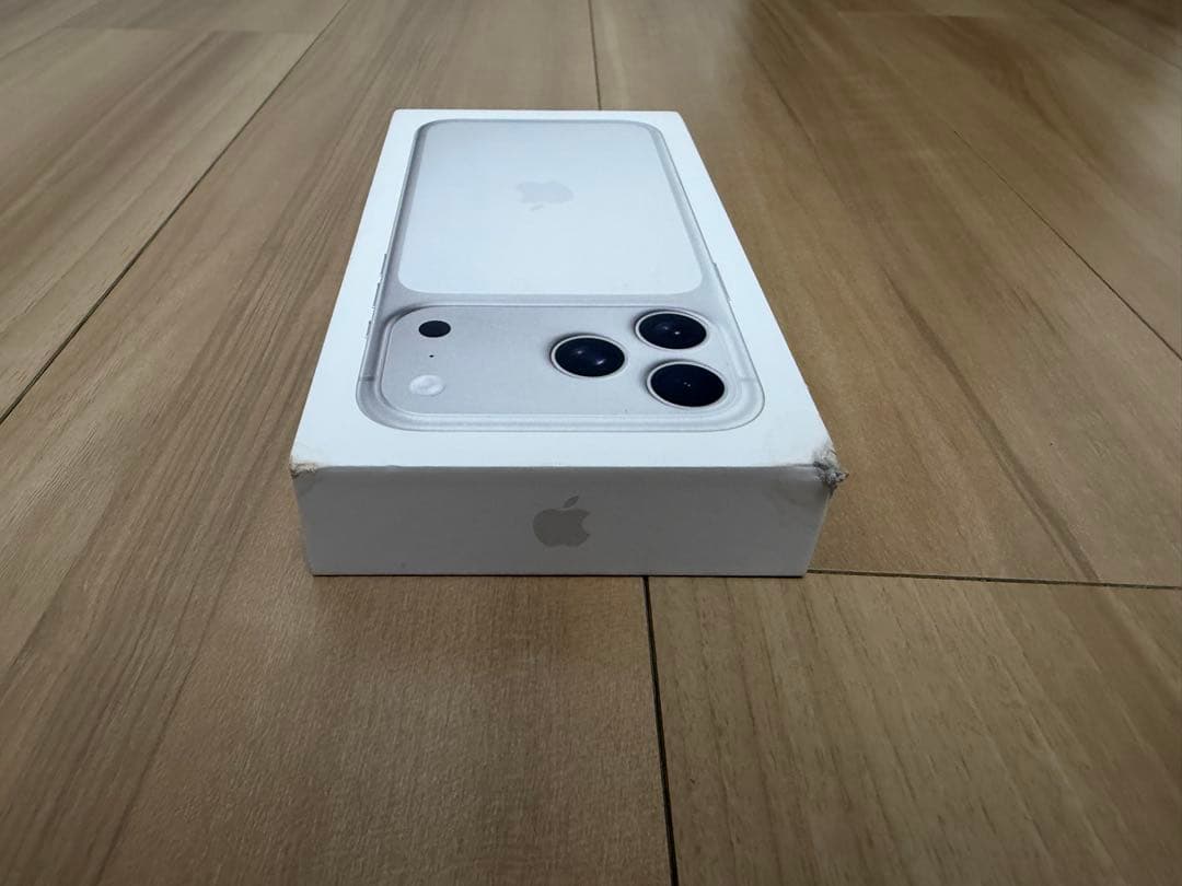 【未開封だが箱に汚れ】iPhone17 pro max 256G 本体　シルバー