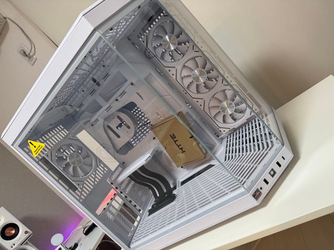 HYTE Y70 PCケース
