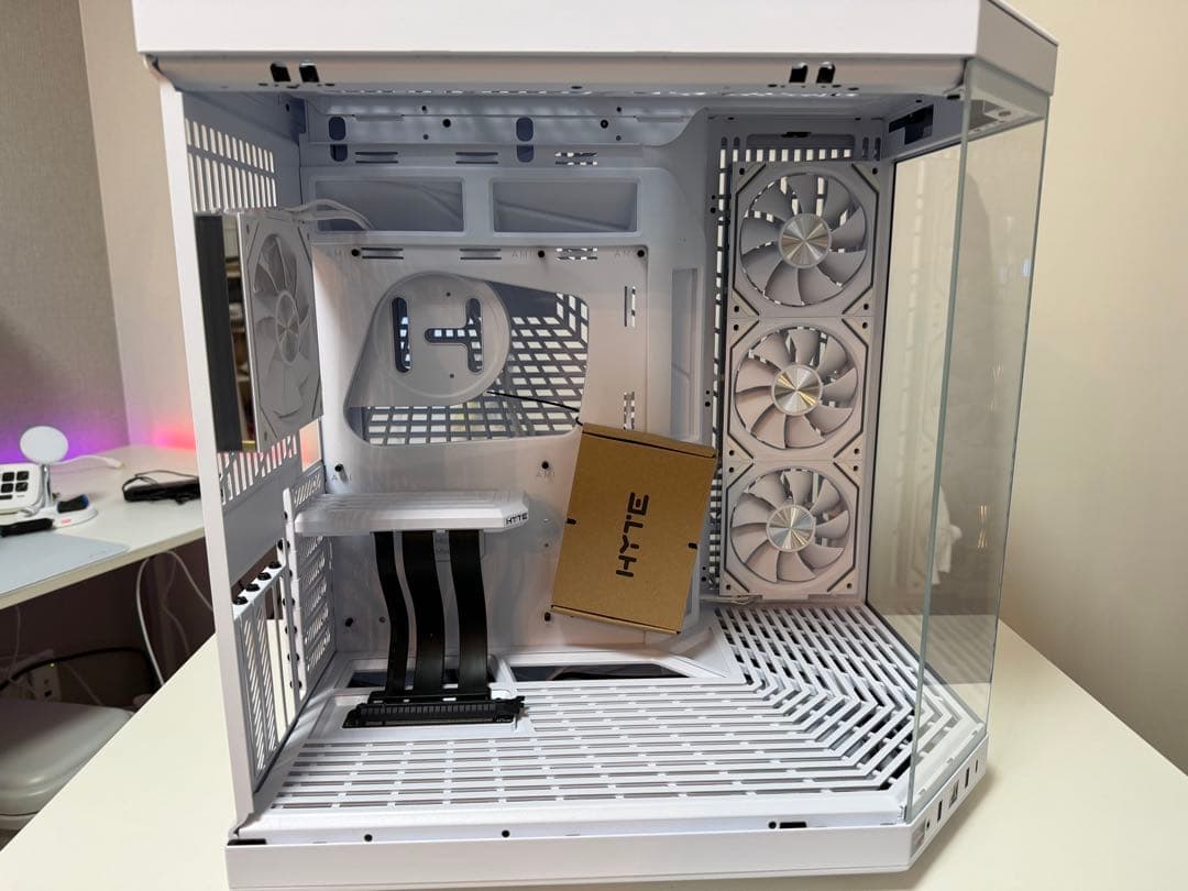HYTE Y70 PCケース
