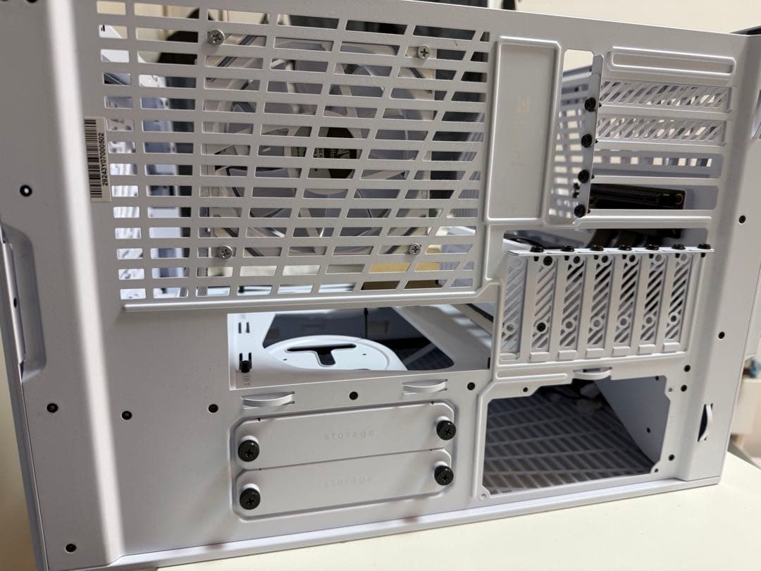 HYTE Y70 PCケース