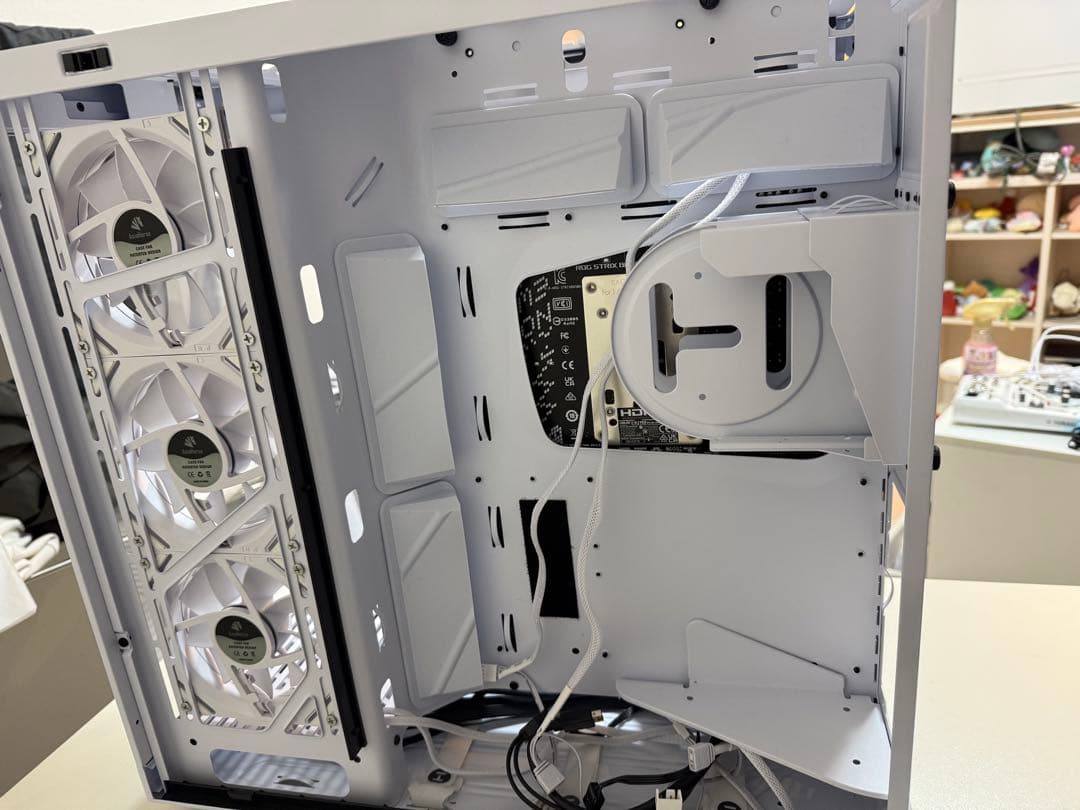 HYTE Y70 PCケース