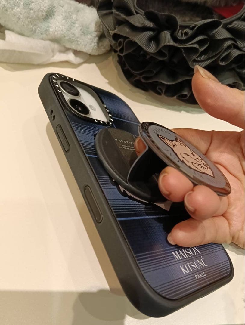 iPhone17限定ver. メゾンキツネCASETiFYのケース(グリップ付き
