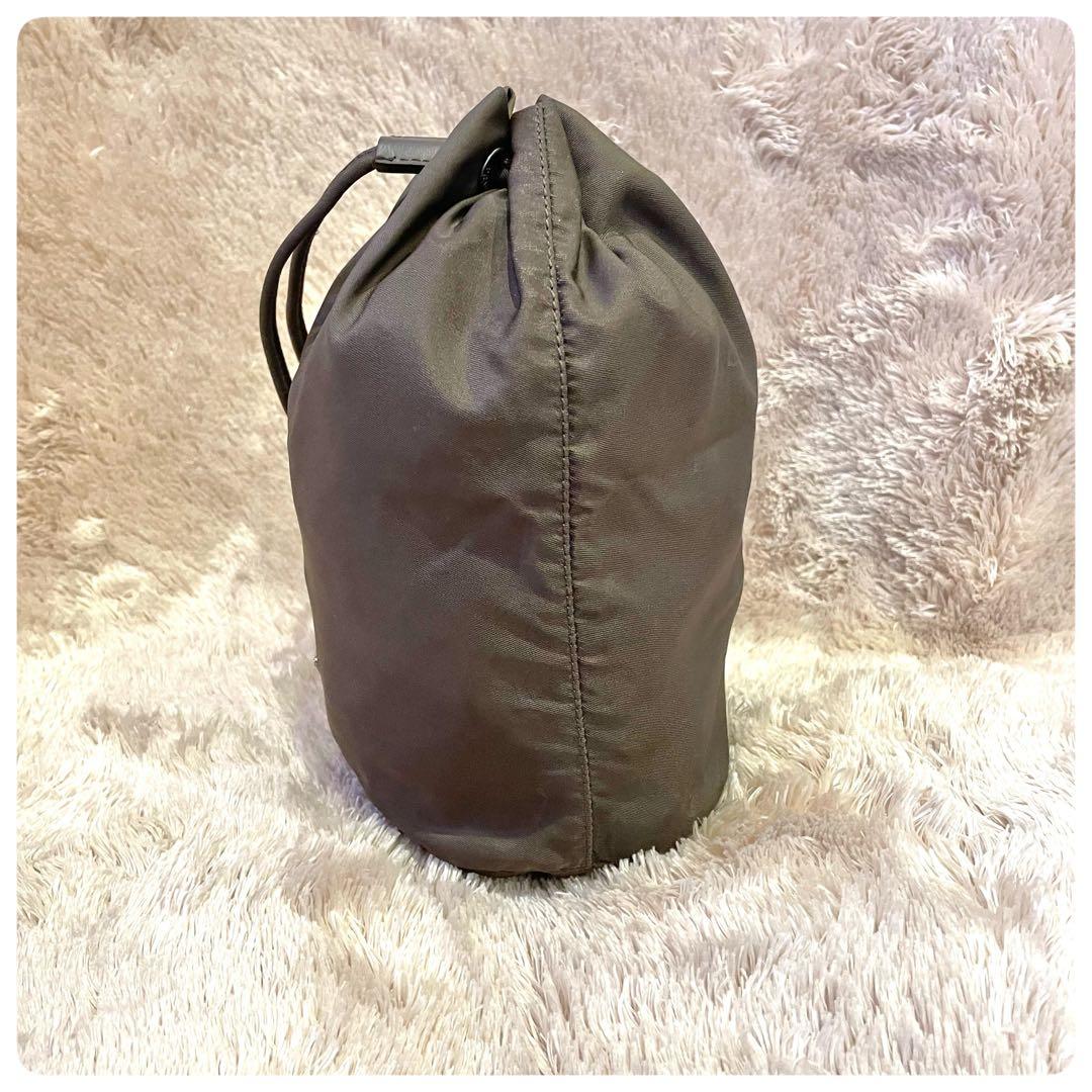 美品✨　プラダ　ドローストリング　ポーチ　カーキ　PRADA