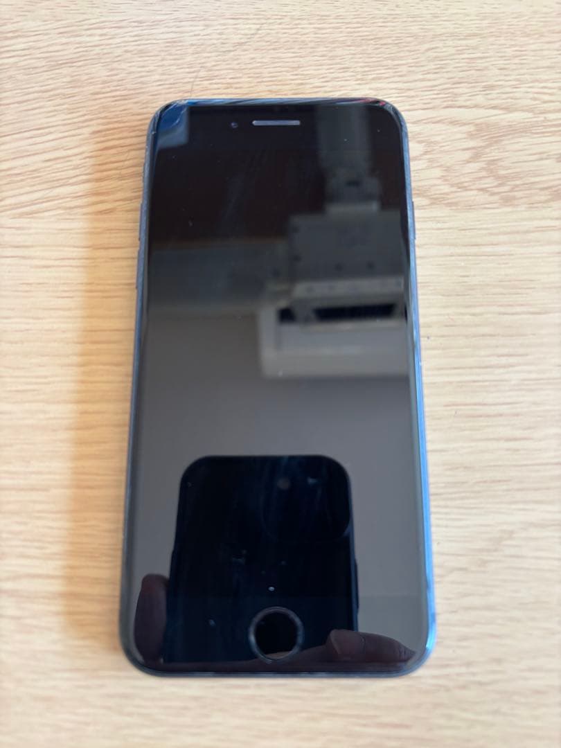 iPhone 8 ブラック64GB SIMフリー（画面角に割れあり・動作良好）