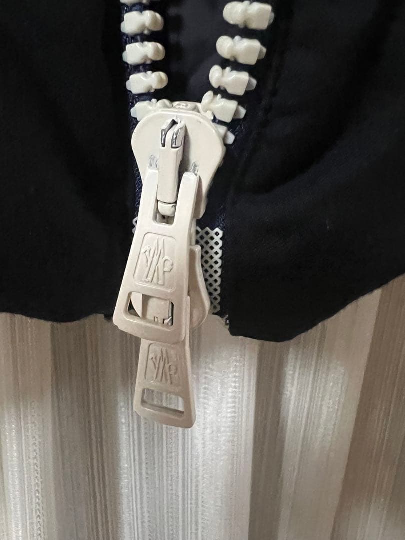 美品　MONCLER フード付きダウンジャケット ネイビー　サイズ2 L相当