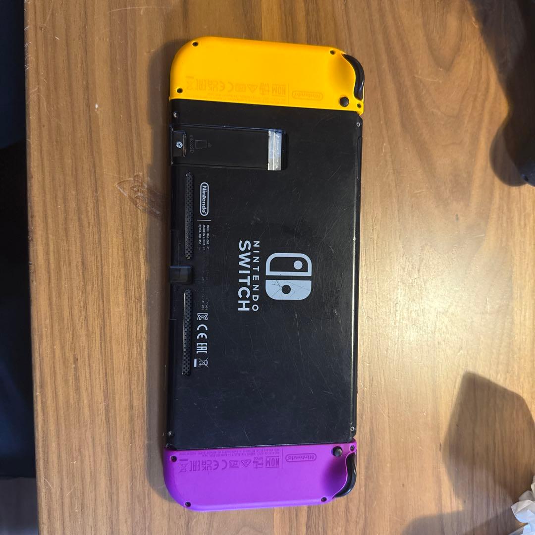 ニンテンドーSwitch ジョイコン、ドック、専用ケーブル、ストラップ付き