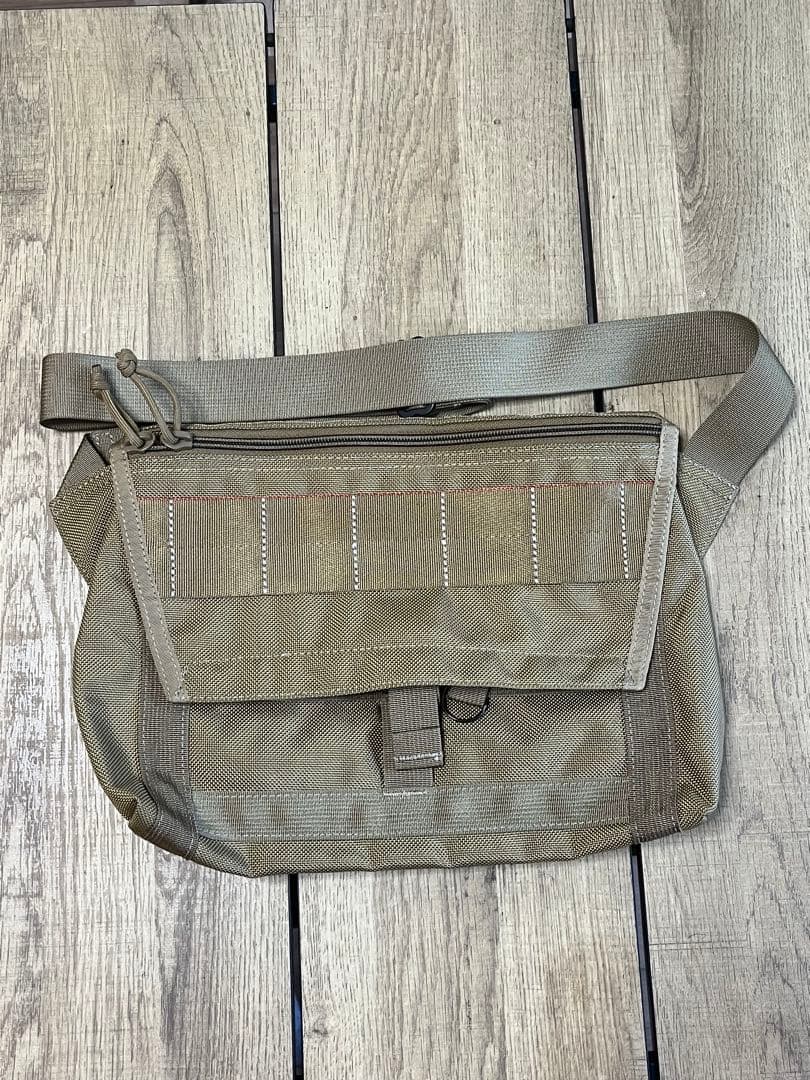 BRIEFING × BEAMS PLUS メッセンジャーバッグ コヨーテ
