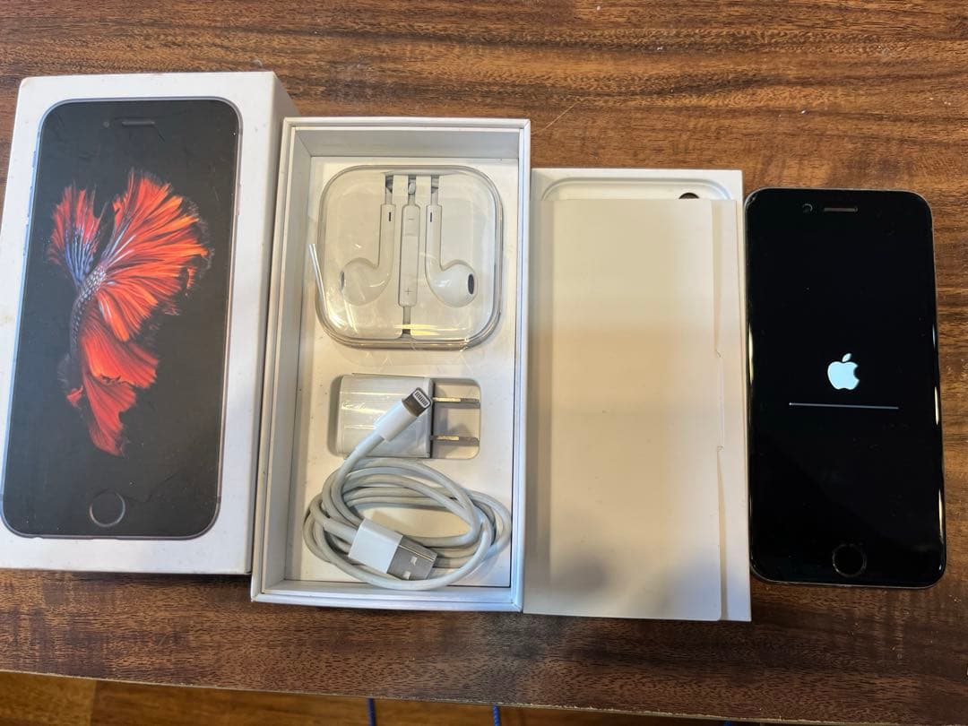 Apple iPhone 6S 64GB ケース　ストラップ付　イヤホン