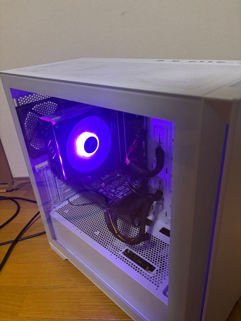 いい感じに光る！自作ゲーミングPC中古です！新品SSDでサクサク！