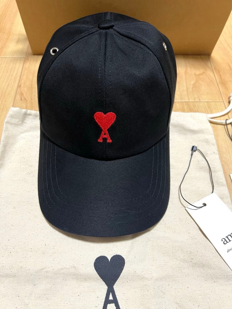 美品　AMI Paris 黒キャップ　タグ有り　保存袋付き