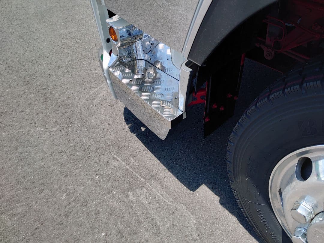 ファイブスターギガ　アルミ縞板✕鏡面サイドカバー　ボルトナット付き