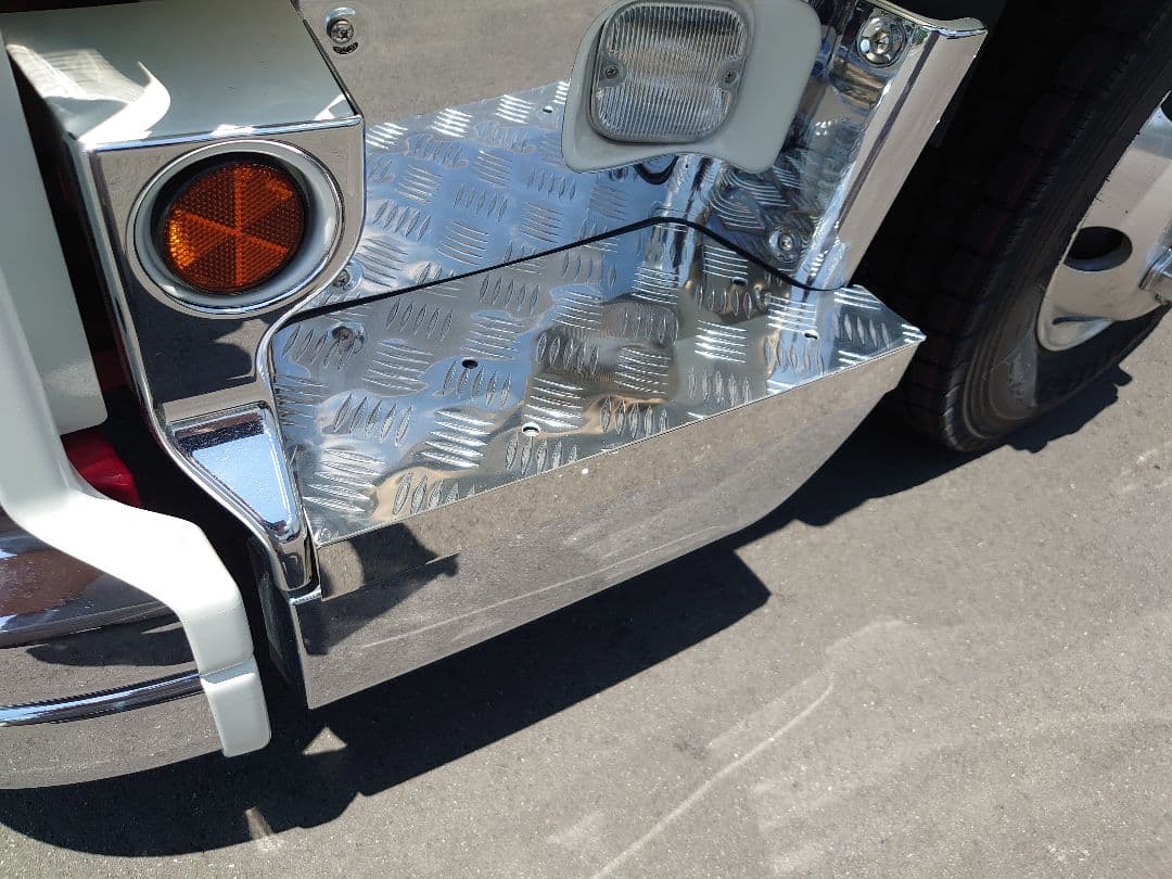 ファイブスターギガ　アルミ縞板✕鏡面サイドカバー　ボルトナット付き