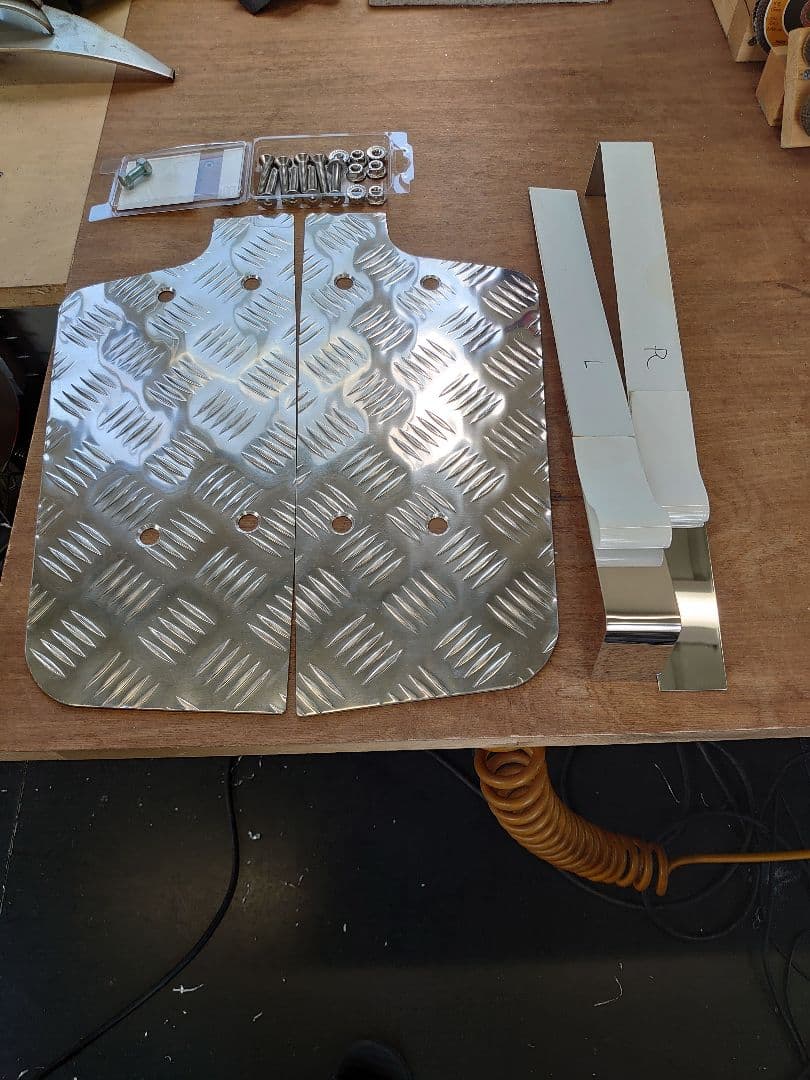 ファイブスターギガ　アルミ縞板✕鏡面サイドカバー　ボルトナット付き