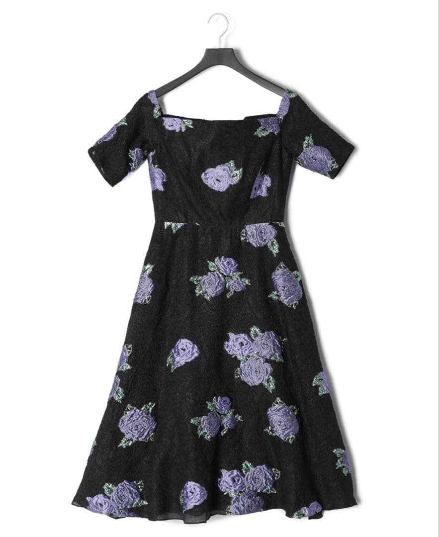 【新品未使用・タグ付き】高級ドレス　上品花柄刺繍　ひざ丈ワンピース