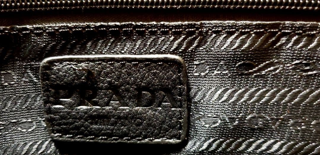 PRADA　プラダ ビジネスバッグ　A4収納 　三角ロゴ　レザー製　美品♪