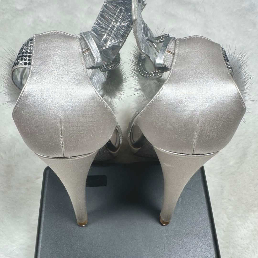 極美品　レネカオヴィラ　サンダル シルバー　21.5　ファー　オープントゥ